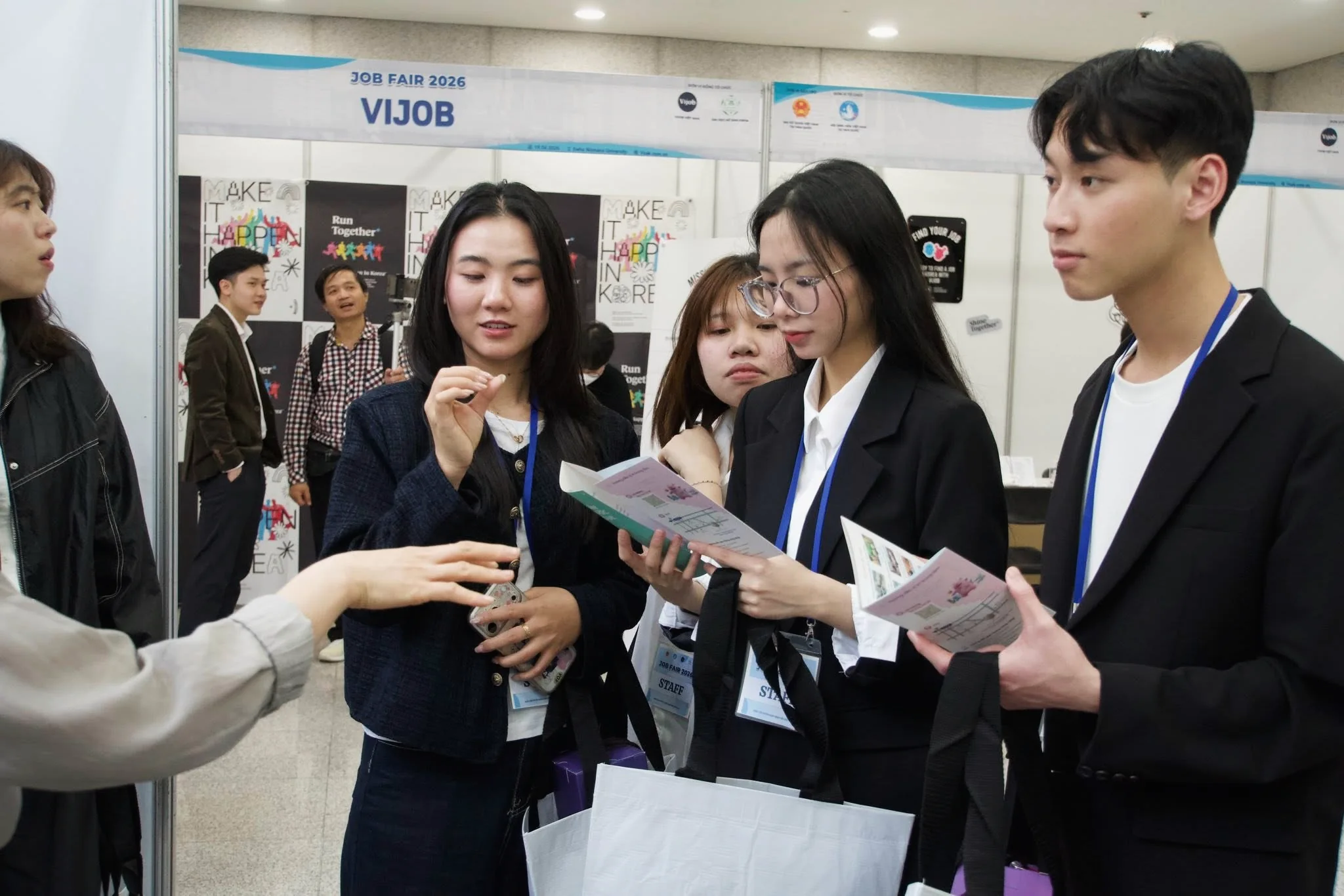 2026 VSAK 채용박람회 Vijob 부스에서 안내 자료를 살펴보는 학생들.
